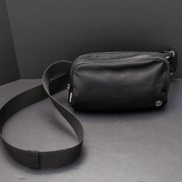 Lululemon Athletica Everywhere Woman's Belt Bag, Black. - Picture 1 of 11